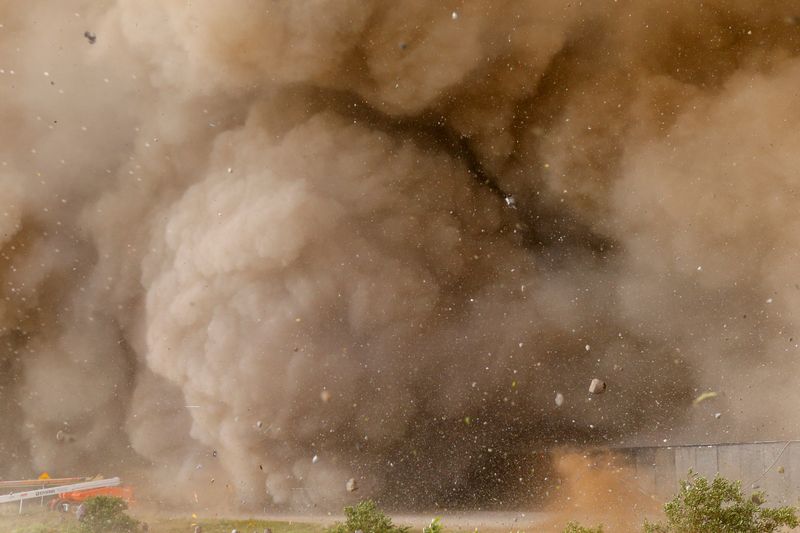 &copy; Reuters. FILE PHOTO: Rocks and other debris fly around remote cameras as SpaceX’s next-generation Starship spacecraft atop the Super Heavy rocket lifts off from the company’s Boca Chica launchpad on an uncrewed test flight before exploding near Brownsville, Te