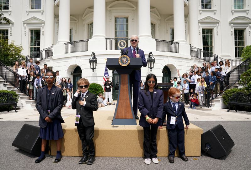 &copy; Reuters. Children dressed as Secret Service agents keep watch as U.S. President Joe Biden speaks at a "Take Your Child to Work Day" event at the White House in Washington, U.S., April 27, 2023. REUTERS/Kevin Lamarque   