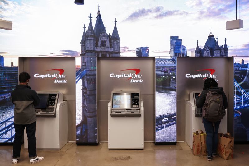 &copy; Reuters. FILE PHOTO: People use ATMs at a Capital One Bank in Manhattan, New York, U.S., November 12, 2021. REUTERS/Andrew Kelly
