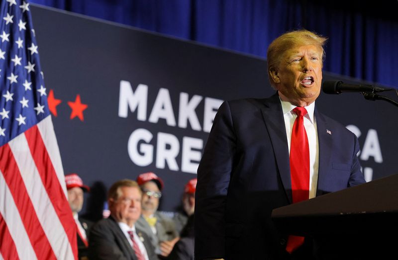 © Reuters. Former U.S. President and Republican presidential candidate Donald Trump speaks at a campaign event in Manchester, New Hampshire, U.S., April 27, 2023. REUTERS/Brian Snyder