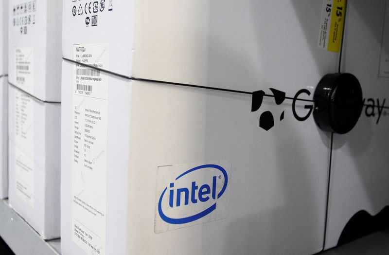 &copy; Reuters. Le logo d'Intel dans un magasin d'électronique à Phoenix, en Arizona. /Photo prise le 4 novembre 2009/REUTERS/Joshua Lott