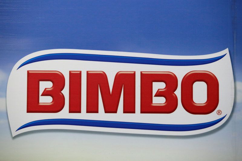 © Reuters. Imagen de archivo. El logotipo de la panificadora mexicana Grupo Bimbo en un camión de reparto.