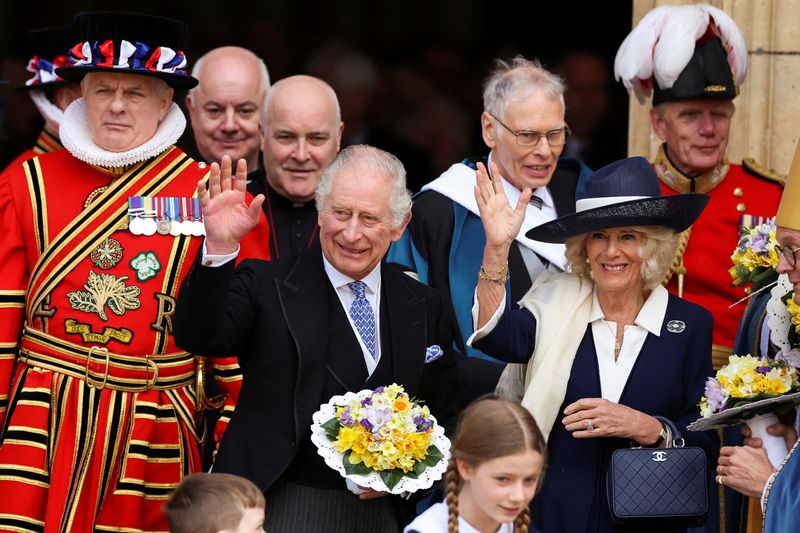 &copy; Reuters. O rei Charles da Grã-Bretanha e Camilla, rainha consorte, acenam enquanto assistem ao culto da quinta-feira santa em York Minster, em York, Grã-Bretanha
06/04/2023
REUTERS/Phil Noble