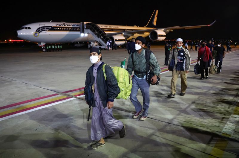 &copy; Reuters. مواطنون من تايلاند تم إجلاؤهم من السودان يصلون إلى قاعدة تابعة للقوات الجوية الملكية التايلاندية في مطار دون موينج الدولي ببانكوك يوم الخم