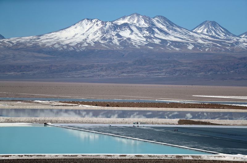 &copy; Reuters. FILE PHOTO: A view of a brine pool of a lithium mine on the Atacama salt flat in the Atacama desert, Chile, August 16, 2018. REUTERS/Ivan Alvarado/File Photo