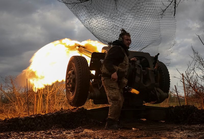 &copy; Reuters. أحد أفراد كتيبة هجوم بالقوات المسلحة الأوكرانية يطلق قذيفة بالقرب من مدينة باخموت يوم 23 أبريل نيسان 2023. تصوير: صوفيا جاتيلوفا - رويترز.