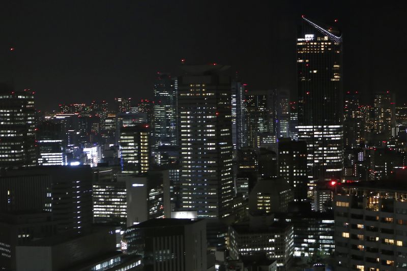 © Reuters. FILE PHOTO: A general view of the business district in Tokyo October 17, 2014. REUTERS/Yuya Shino