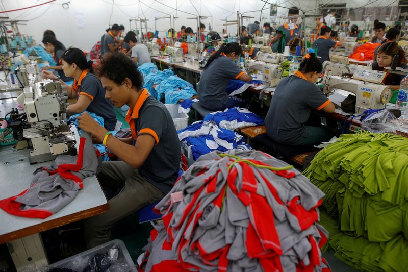 &copy; Reuters. FILE PHOTO: Labourers work at a garment factory in Bangkok, Thailand, May 30, 2016. REUTERS/Athit Perawongmetha/File Photo