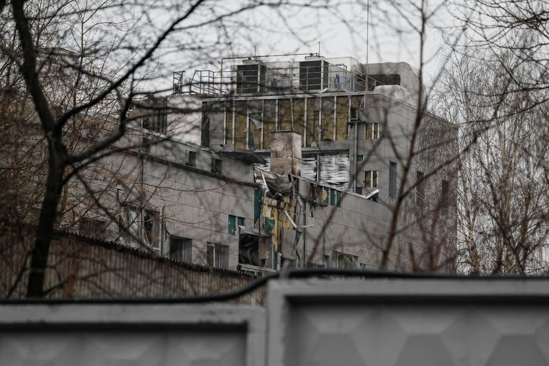 &copy; Reuters. منظر عام لمبنى متضرر بفعل قصف روسي بطائرات مسيرة في كييف يوم الجمعة. تصوير: جليب جرانيتش - رويترز.