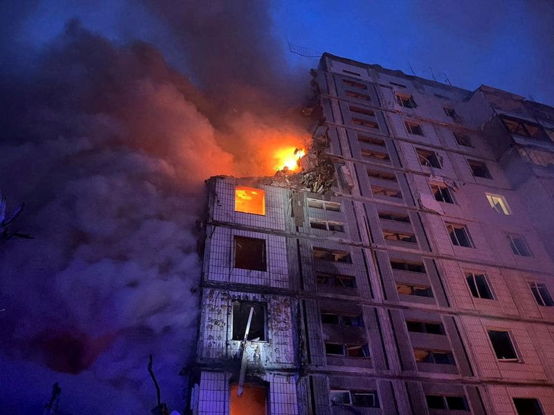 &copy; Reuters. Un edificio residencial seriamente dañado tras el impacto de un misil ruso en Uman, región de Cherkasy, Ucrania, el 28 de abril de 2023. Servicio de prensa del Ministerio del Interior de Ucrania/Facilitada a través de REUTERS 