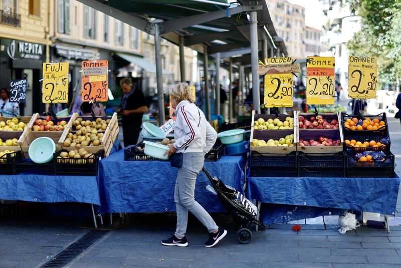 &copy; Reuters. FILE PHOTO: Price tags are seen on fruits as a woman shops at a local market in Nice, France, April 26, 2023. REUTERS/Eric Gaillard