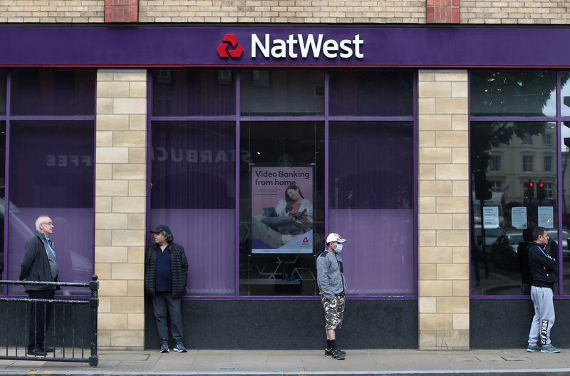 &copy; Reuters. FOTO DE ARCHIVO: Una sucursal de NatWest en Londres, Reino Unido, el 1 de mayo de 2020. REUTERS/Hannah McKay