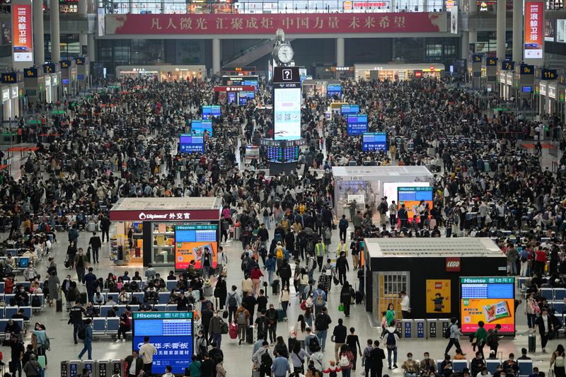 &copy; Reuters. Passengers wait to board trains at Shanghai Hongqiao railway station ahead of the five-day Labour Day holiday, in Shanghai, China, April 28, 2023. REUTERS/Aly Song