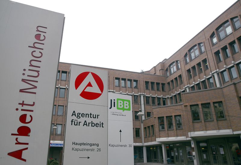 &copy; Reuters. FILE PHOTO; A job centre of Germany's Federal Labour Office is seen in Munich, Germany November 8, 2017. REUTERS/Michael Dalder