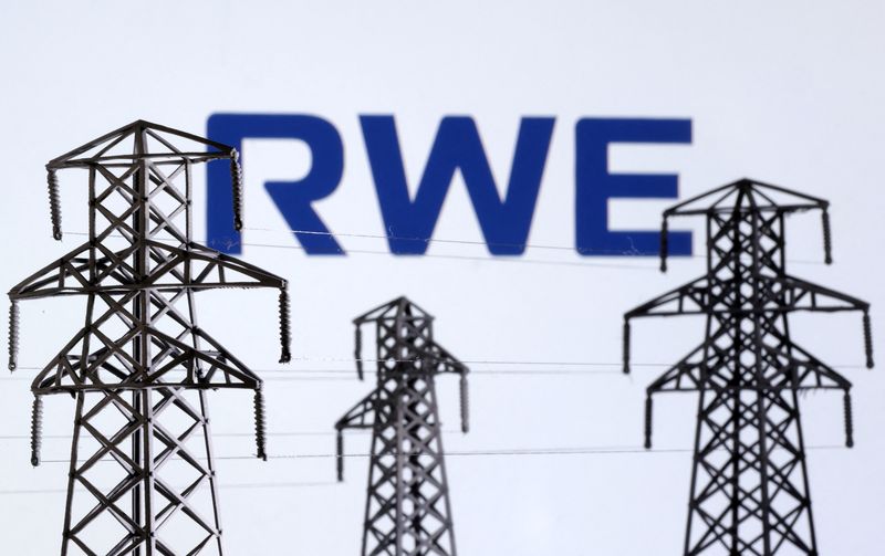&copy; Reuters. FILE PHOTO: Electric power transmission pylon miniatures and RWE logo are seen in this illustration taken, December 9, 2022. REUTERS/Dado Ruvic/Illustration