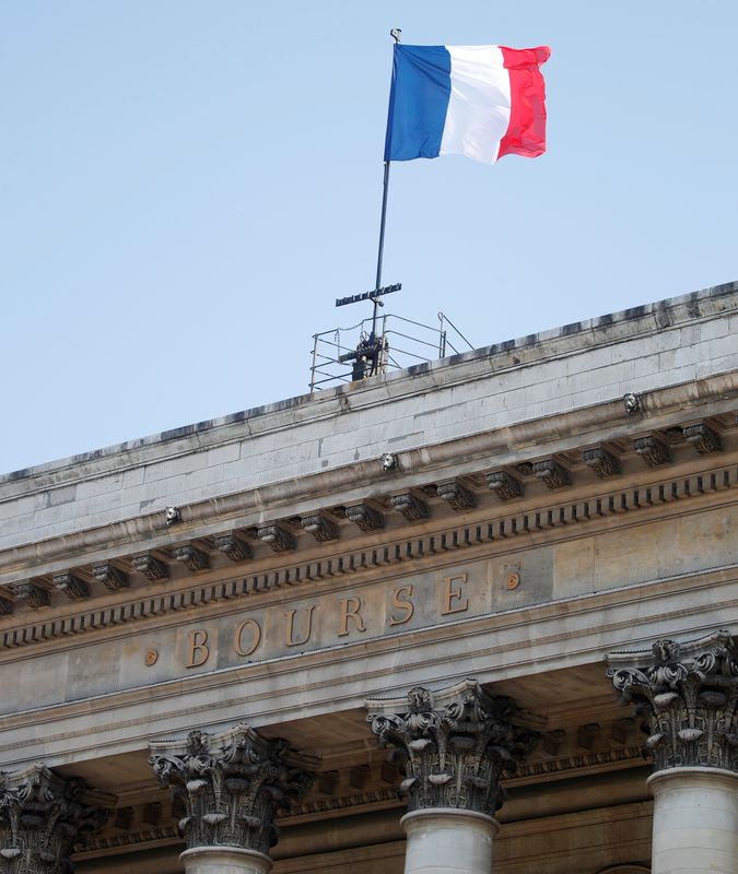 &copy; Reuters. La bandera nacional francesa en la parte superior del Palais Brogniard, antigua Bolsa de París, situada en la Place de la Bourse en París, Francia, el 17 de septiembre de 2020.   REUTERS/Charles Platiau - RC2E0J935IG1