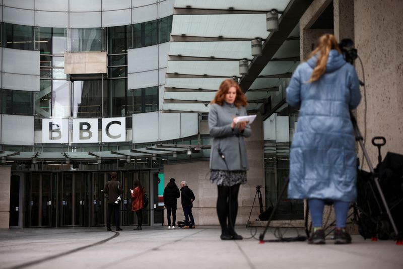 © Reuters. Members of the media work outside the BBC headquarters, in London, Britain April 28, 2023. REUTERS/Henry Nicholls