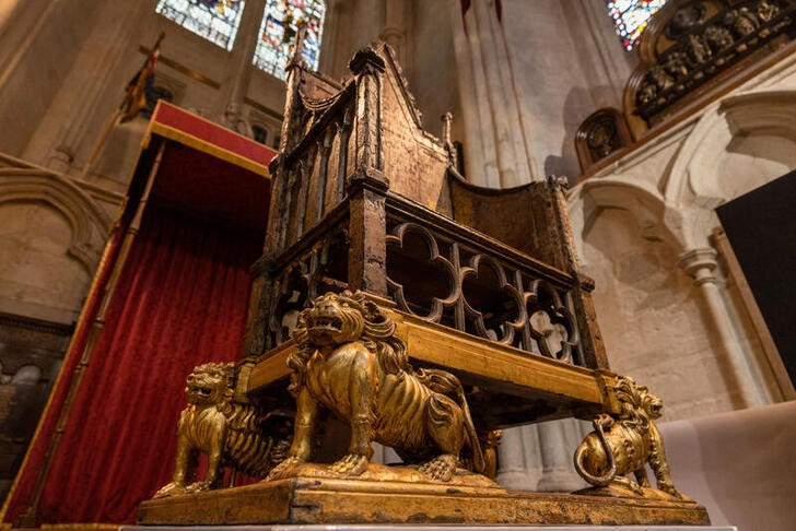 © Reuters. FILE PHOTO: The Coronation Chair is seen inside Westminster Abbey, London, April 12, 2023. Dan Kitwood/Pool via REUTERS