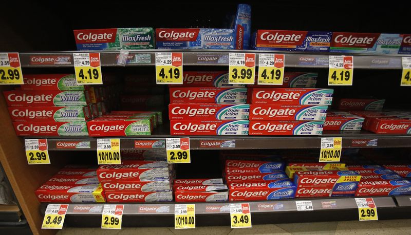 &copy; Reuters. FILE PHOTO: Colgate toothpaste is pictured on sale at a grocery store in Pasadena, California January 30, 2014. REUTERS/Mario Anzuoni