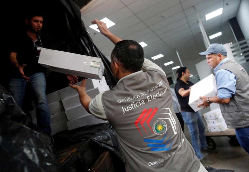 &copy; Reuters. Funcionários da Justiça Eleitoral paraguaia carregam material eleitoral, em Assunção, Paraguai
26/04/2023
REUTERS/Cesar Olmedo