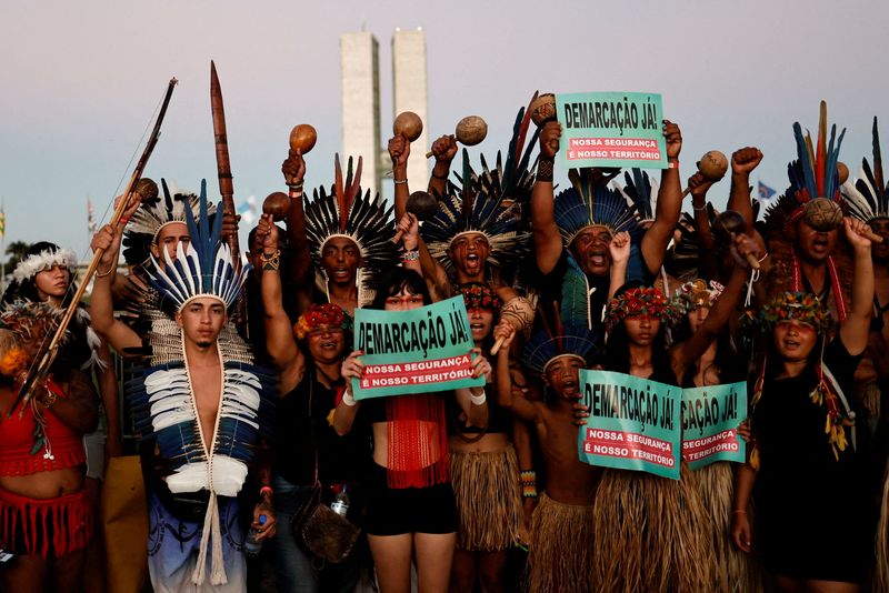 &copy; Reuters. Manifestantes indígenas pedem demarcação de terras em protesto em Brasília
26/04/2023
REUTERS/Ueslei Marcelino