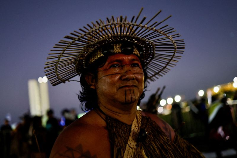 &copy; Reuters. FOTO DE ARCHIVO: Un indígena de la tribu Mura participa en el campamento Terra Livre (Tierra Libre), un campamento de protesta para exigir la demarcación de tierras y defender los derechos culturales, en Brasilia, Brasil. 26 de abril, 2023. REUTERS/Uesl