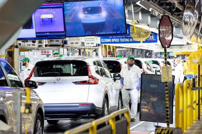 &copy; Reuters. FILE PHOTO: People work at Honda's auto manufacturing plant in Alliston, Ontario, Canada April 5, 2023. REUTERS/Carlos Osorio/File Photo