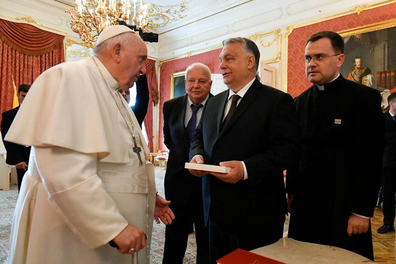 &copy; Reuters. Papa e o primeiro-ministro húngaro, Viktor Orbán
28/04/2023   
Vaticano/Distribuição via REUTERS  