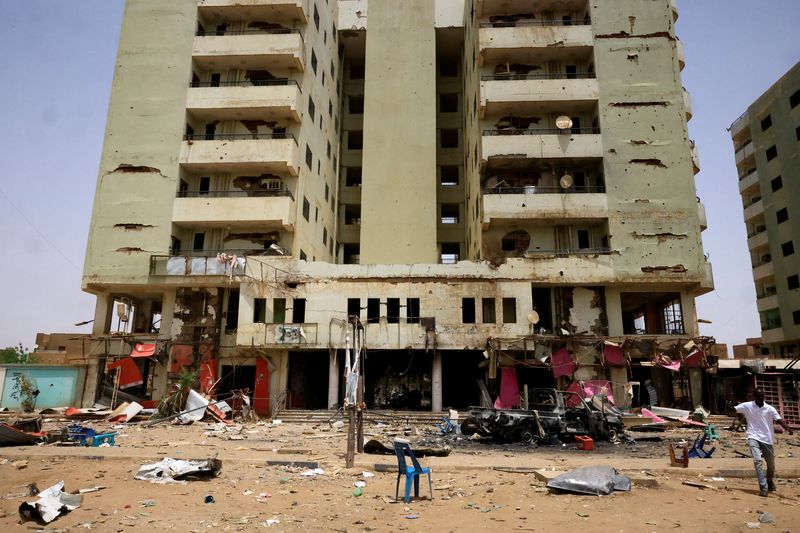 &copy; Reuters. Homem passa por edifício danificado durante combates em Cartum, Sudão
27/04/2023
REUTERS/Mohamed Nureldin Abdallah