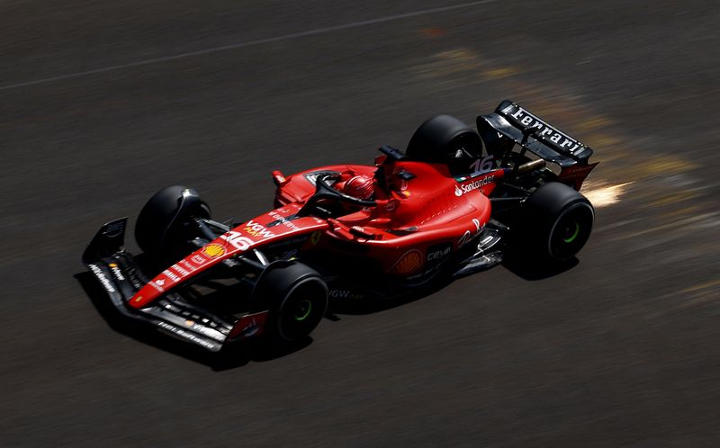 &copy; Reuters. April 28, 2023 
Foto del viernes de la Ferrari de Charles Leclerc durante las prácticas para el GP de Azerbaiyán de la F1 en Baku 
REUTERS/Lisi Niesner