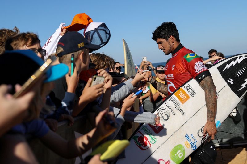 &copy; Reuters. Gabriel Medina dá autógrafos durante competição na Austrália em 2021
19/04/2021
REUTERS/Loren Elliott