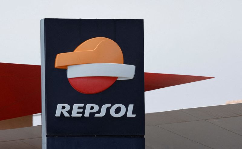 &copy; Reuters. FILE PHOTO: The logo of Spanish energy group Repsol in Vecindario, on the island of Gran Canaria, Spain, October 26, 2022. REUTERS/Borja Suarez