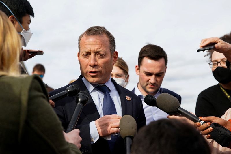 &copy; Reuters. FILE PHOTO: U.S. Representative Josh Gottheimer (D-NJ) talks to reporters outside the U.S. Capitol in Washington, U.S., November 4, 2021. REUTERS/Elizabeth Frantz