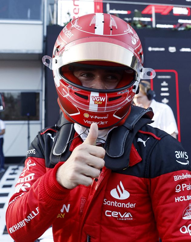 &copy; Reuters. Charles Leclerc, da Ferrari, comemora após se classificar na pole position
20/04/2023
REUTERS/Maxim Shemetov