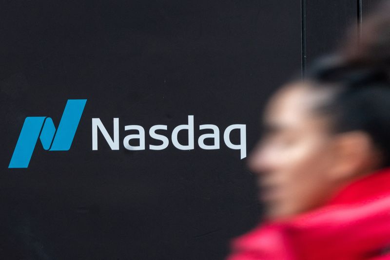 © Reuters. FILE PHOTO: The Nasdaq logo is displayed at the Nasdaq Market site in Times Square in New York City, U.S., December 3, 2021. REUTERS/Jeenah Moon/File Photo