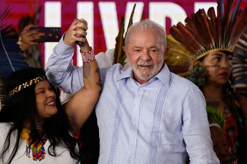 &copy; Reuters. Lula e sua ministra para o Povos Indígenas, Sonia Guajajara
28/04/2023
REUTERS/Ueslei Marcelino