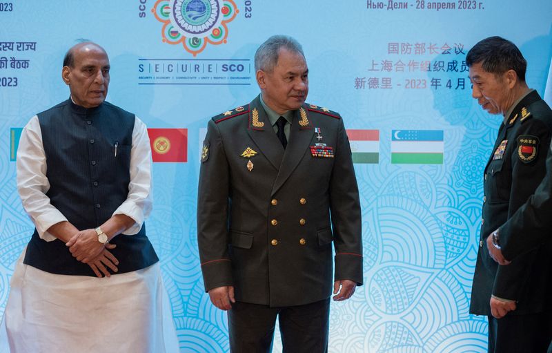 &copy; Reuters. Ministro da Defesa da Rússia, Sergei Shoigu, ministro da Defesa da China, Li Shangfu, e seu homólogo indiano, Rajnath Singh, posam para foto em reunião da Organização de Cooperação de Xangai (SCO) em Nova Déli, Índia
28/04/2023
REUTERS/Adnan Abid