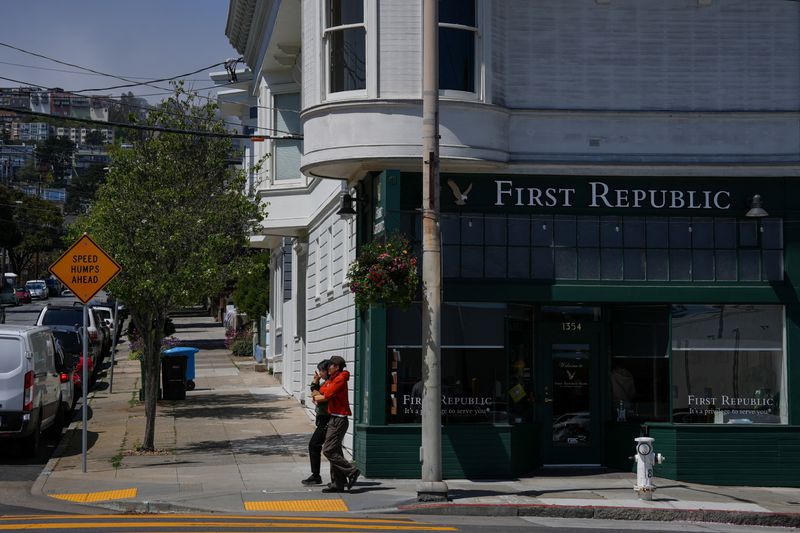 &copy; Reuters. People walk past a First Republic Bank branch in San Francisco, California, U.S. April 28, 2023. REUTERS/Loren Elliott