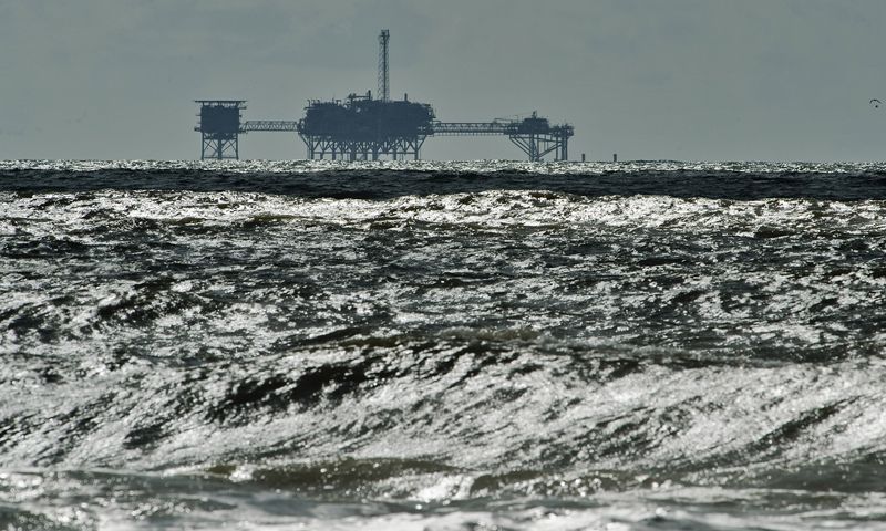 &copy; Reuters. FILE PHOTO: An oil and gas drilling platform stands offshore as waves churned from Tropical Storm Karen come ashore in Dauphin Island, Alabama, October 5, 2013. Tropical Storm Karen continued to weaken on Saturday as it approached the Louisiana coast afte