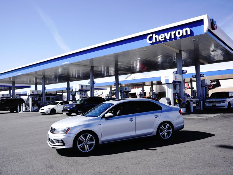 © Reuters. FILE PHOTO: A Volkswagen vehicle drives past the fuel pumps at Terrible’s Road House, the world’s largest Chevron gas station, in Jean, Nevada, U.S., February 27, 2022. REUTERS/Bing Guan