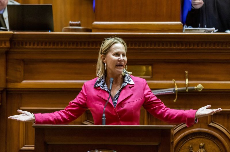 © Reuters. FILE PHOTO: South Carolina State Senator Sandy Senn makes a last minute argument shortly before the Senate passed a new ban on abortion at the state legislature in Columbia, South Carolina, U.S. September 8, 2022.  REUTERS/Sam Wolfe