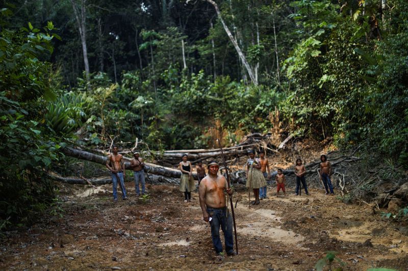 &copy; Reuters. Indígenas Mura posam para foto em área desmatada de terra indígena não demarcada na floresta amazônica perto de Humaitá, no Amazonas
20/08/2019
REUTERS/Ueslei Marcelino