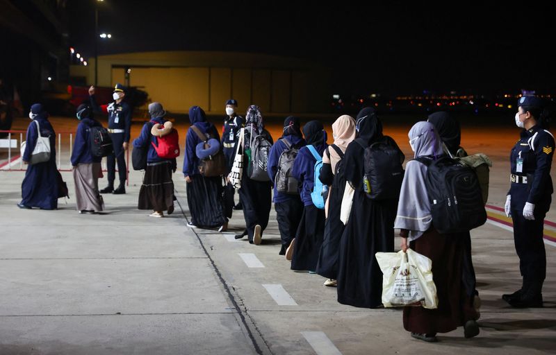 &copy; Reuters. تايلانديون تم إجلاؤهم من السودان إلى قاعدة للقوات الجوية الملكية التايلاندية في مطار دون موينج الدولي في بانكوك  يوم 27 أبريل نيسان 2023. تصوير