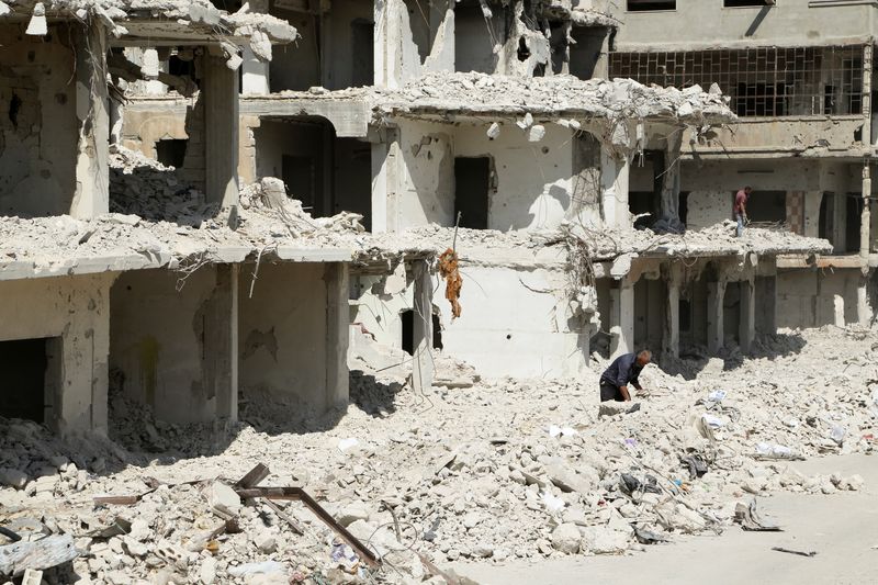 &copy; Reuters. Photo d'archives de bâtiments endommagés à Homs, en Syrie. /Photo prise le 3 octobre 2021/REUTERS/Yamam al Shaar