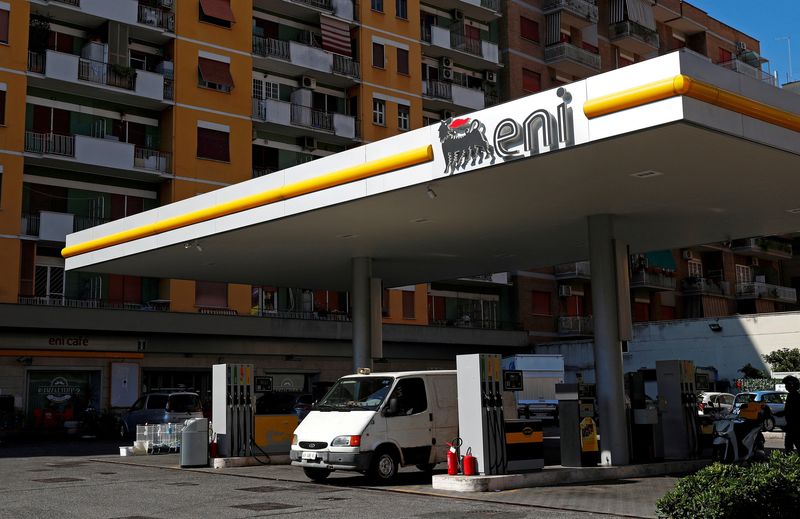 &copy; Reuters. شعار شركة إيني الإيطالية بإحدى محطات الوقود في روما في صورة من أرشيف رويترز 