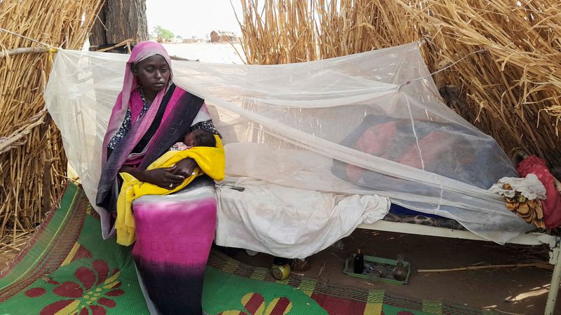 &copy; Reuters. السودانية زمزم آدم (23 عامًا) التي تقول إنها وضعت مولودها أثناء فرارها من العنف في بلدها، تجلس بين متعلقاتها بالقرب من الحدود بين السودان وتش