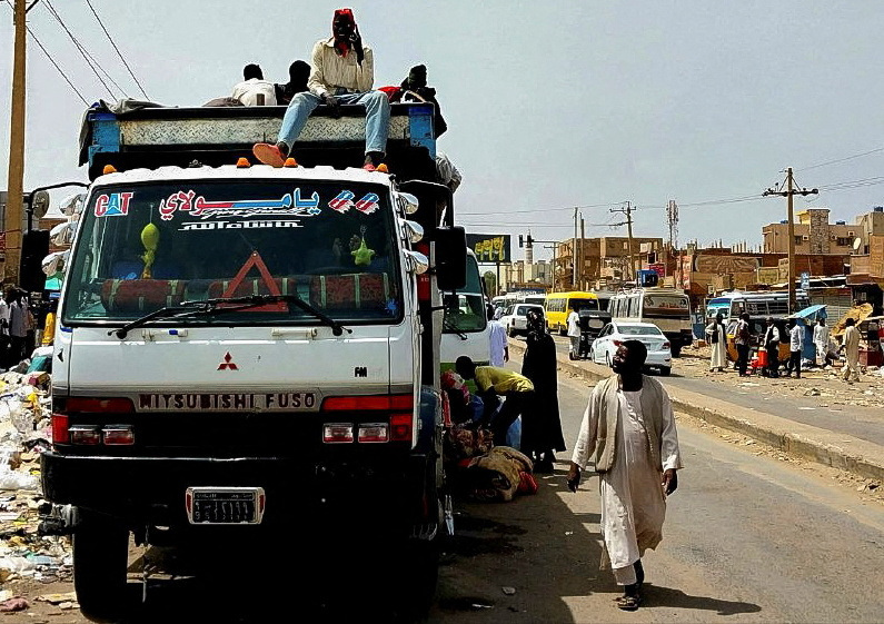 © Reuters. People gather to ride a truck to flee outside Khartoum, during clashes between the paramilitary Rapid Support Forces and the army, in Khartoum, Sudan April 28, 2023. REUTERS/ Stringer 