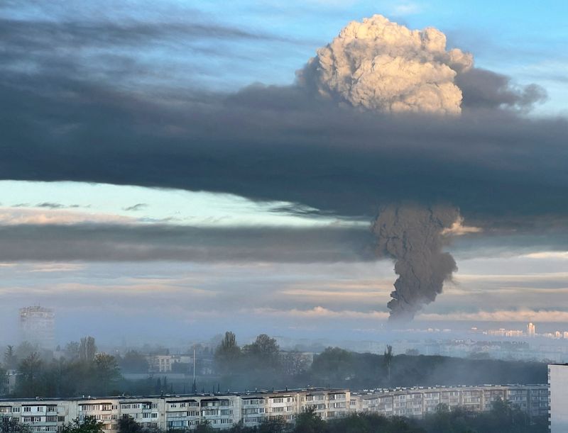&copy; Reuters. La fumée monte après une attaque à Sébastopol, en Crimée. /Photo prise le 29 avril 2023/REUTERS/Stringer