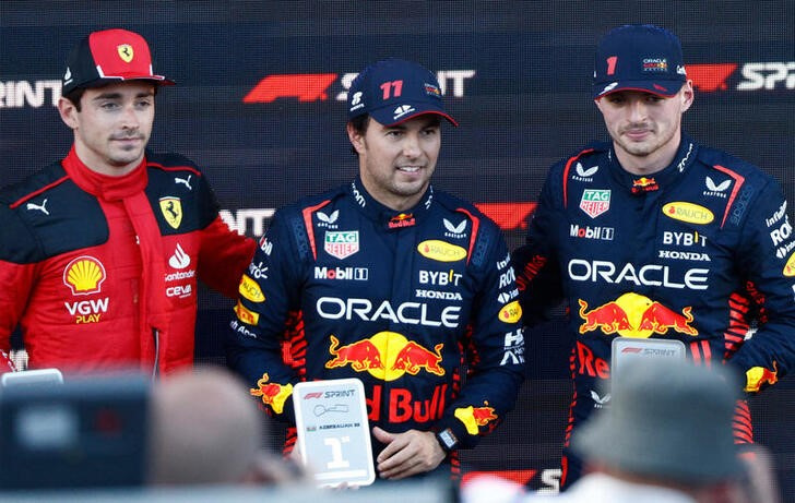 &copy; Reuters. El piloto mexicano de Red Bull Sergio "Checo" Pérez (centro) celebra en el podio tras ganar el sprint junto a Charles Leclerc, de Ferrari (izq), y Max Verstappen (dcha) en el Gran Premio de Azerbaiyán, en el Circuito de Bakú, Azerbaiyán. 29 abril 2023