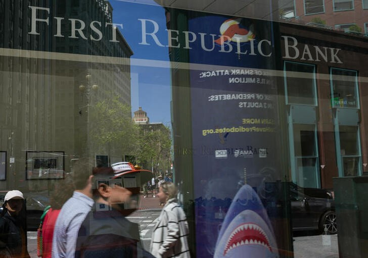&copy; Reuters. La imagen de varios transeúntes se refleja en el escaparate de una entidad del First Republic Bank en San Francisco, California, EEUU. 28 abril 2023. REUTERS/Loren Elliott